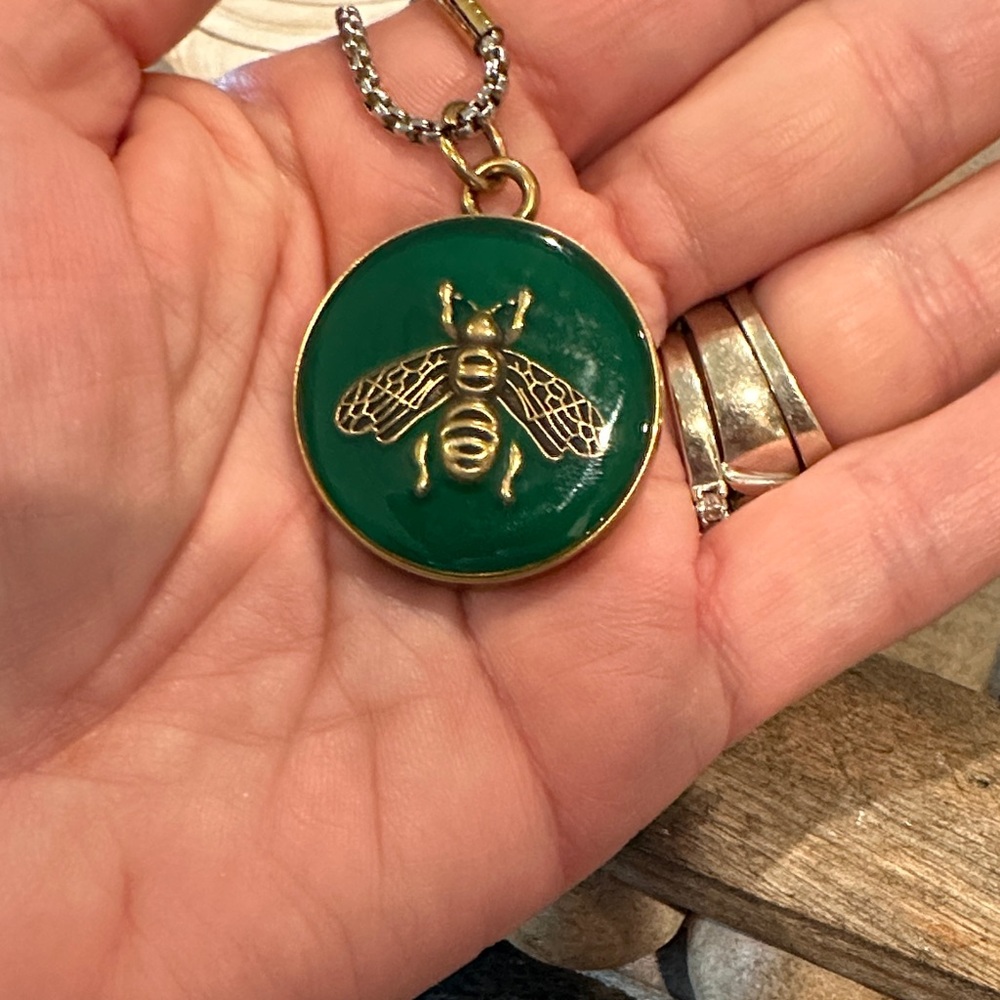 🐝GG Bee Enamel and Bronzed Pendant Necklace - Picture 3 of 6